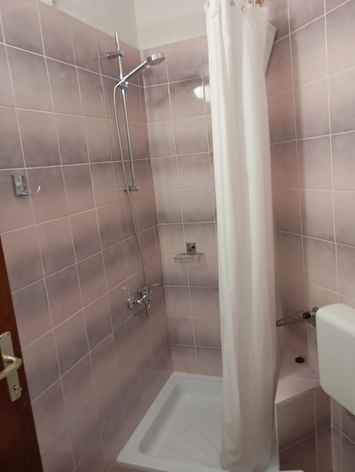 Rooms Helena Krk Town Exterior foto
