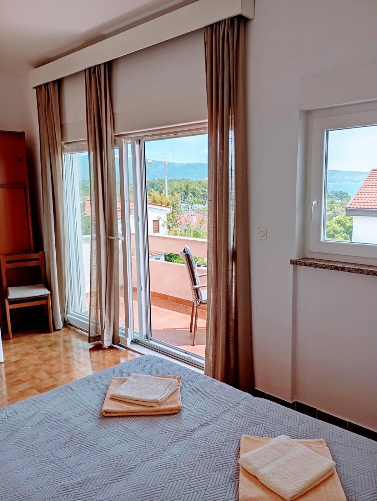 Rooms Helena Krk Town Exterior foto