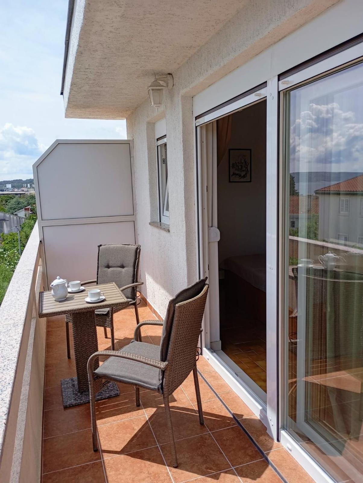 Rooms Helena Krk Town Exterior foto