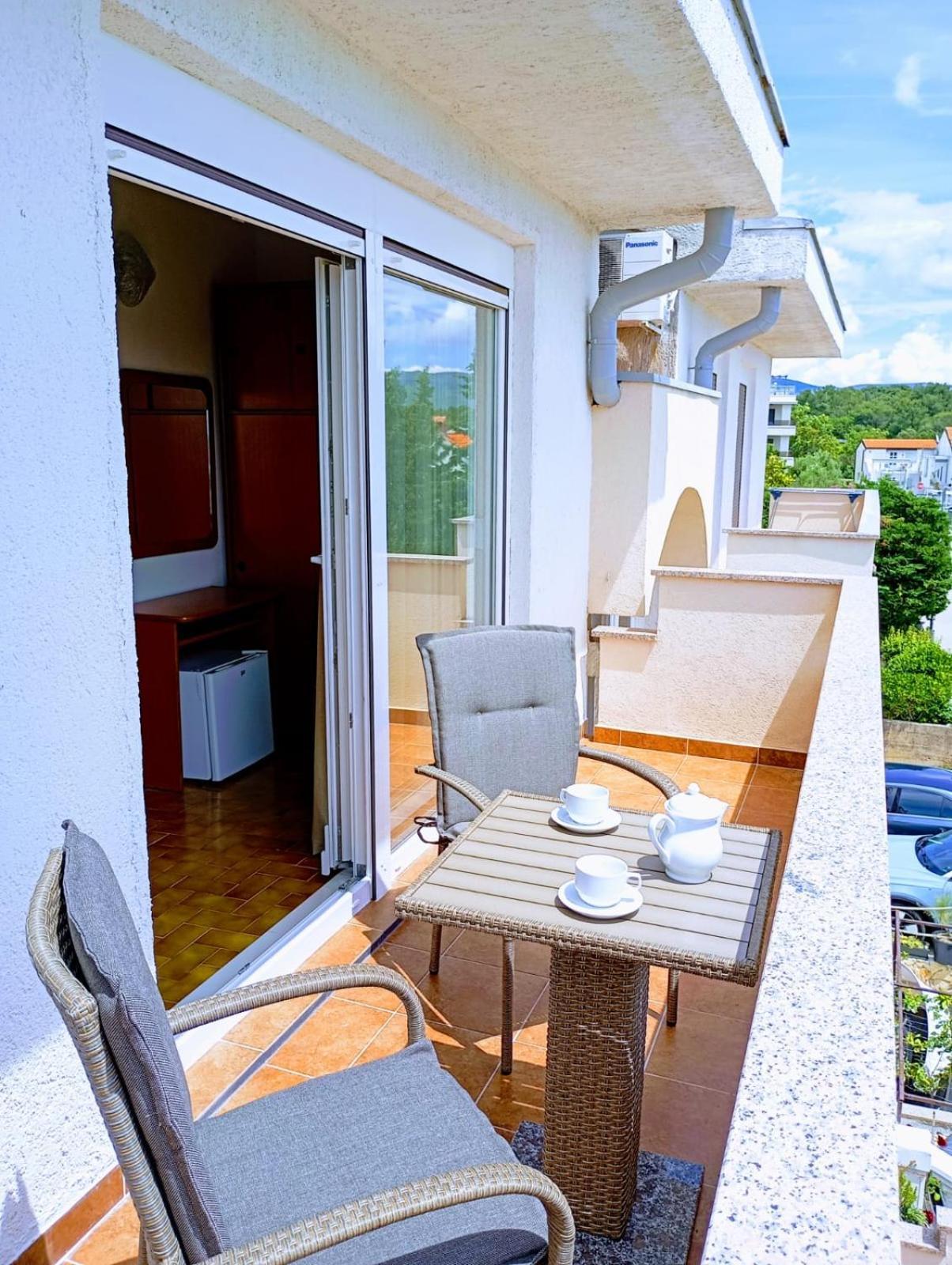 Rooms Helena Krk Town Exterior foto