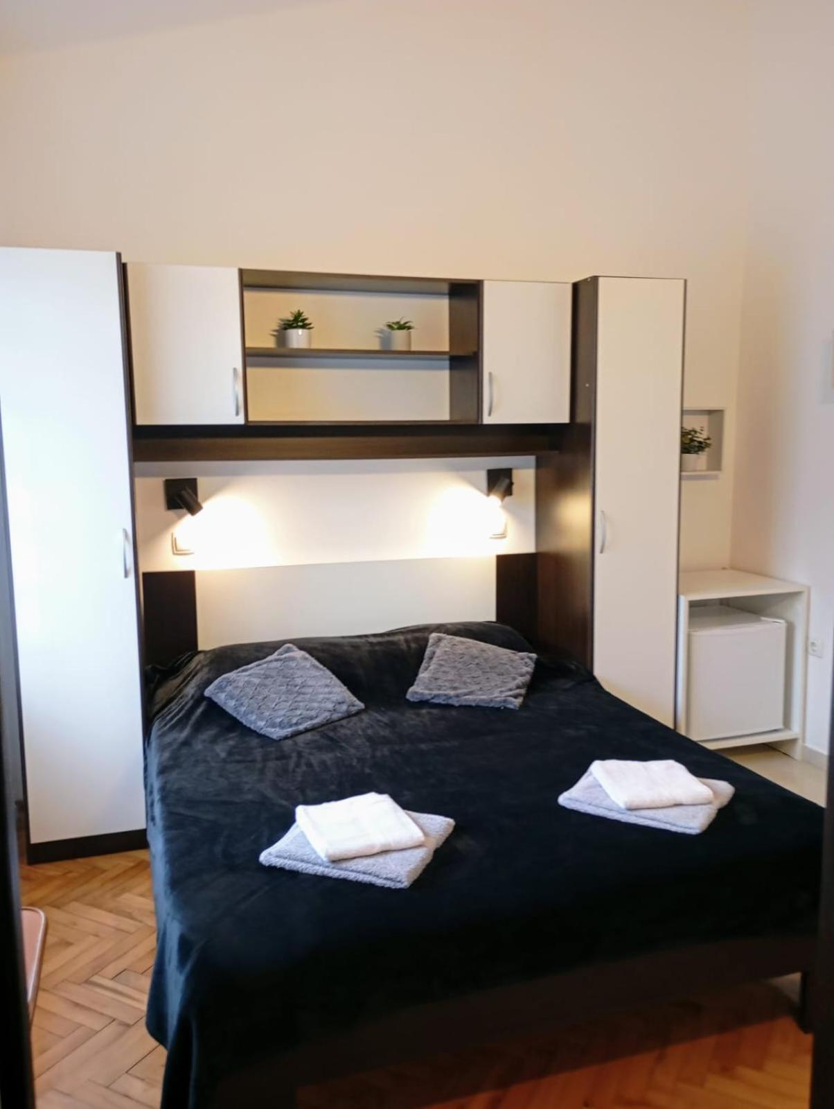Rooms Helena Krk Town Exterior foto