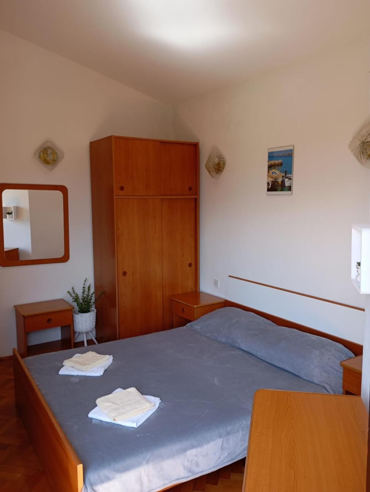 Rooms Helena Krk Town Exterior foto